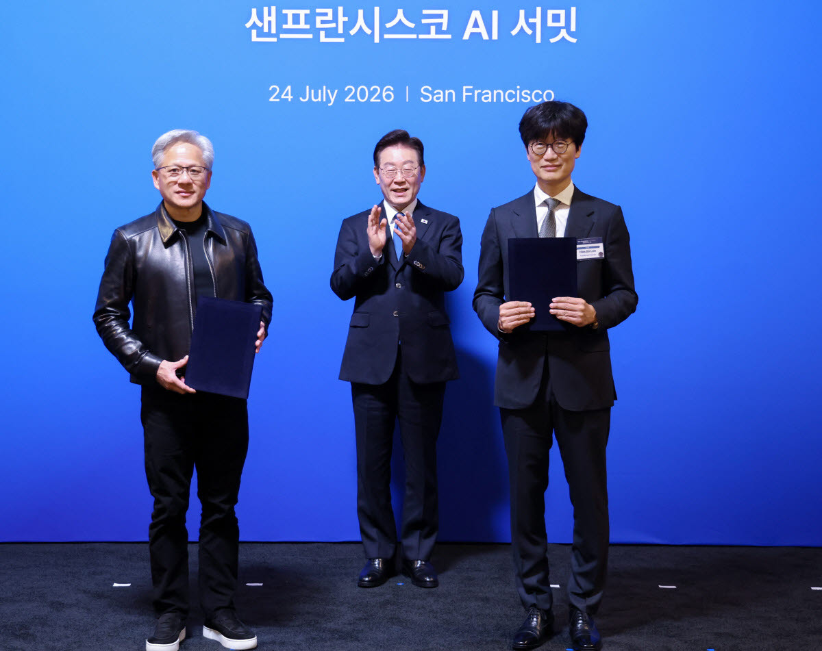 이해진 네이버 이사회 의장과 젠슨 황 엔비디아 CEO가 지난 24일(현지시간) 이재명 대통령이 임석한 가운데 미국 샌프란시스코 더 미드웨이에서 열린 AI 서밋에서 글로벌 AI 팩토리 구축을 위해 지분 투자 유치에 관한 전략적 투자협약을 체결한 뒤 기념촬영을 하고 있다. (사진=연합뉴스)