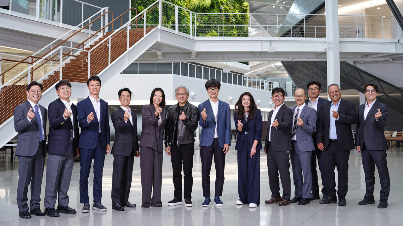 지난 24일(현지시간) 엔비디아 사옥에서 네이버와 엔비디아의 전략적 투자 계약 체결 후 관계자들이 기념사진을 촬영하고 있다.(사진=네이버)
