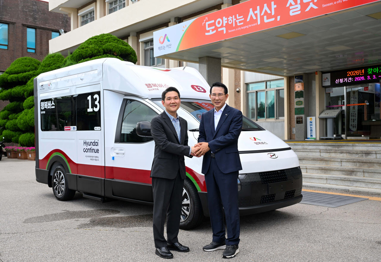 '현대 유니버설 솔루션' 임산부 특화차량 기증식 기념 촬영 장면.(왼쪽부터 전현철 현대차 사업개발&지속가능경영실장, 이완섭 서산시장). (사진=현대차)