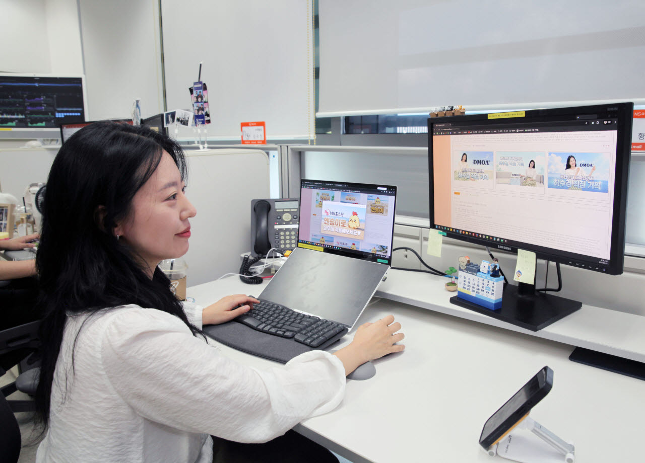 NS홈쇼핑 임직원이 콘텐츠 제작AI ‘엔송이’를 사용해 이미지 콘텐츠를 만들고 있다. (사진=NS홈쇼핑)
