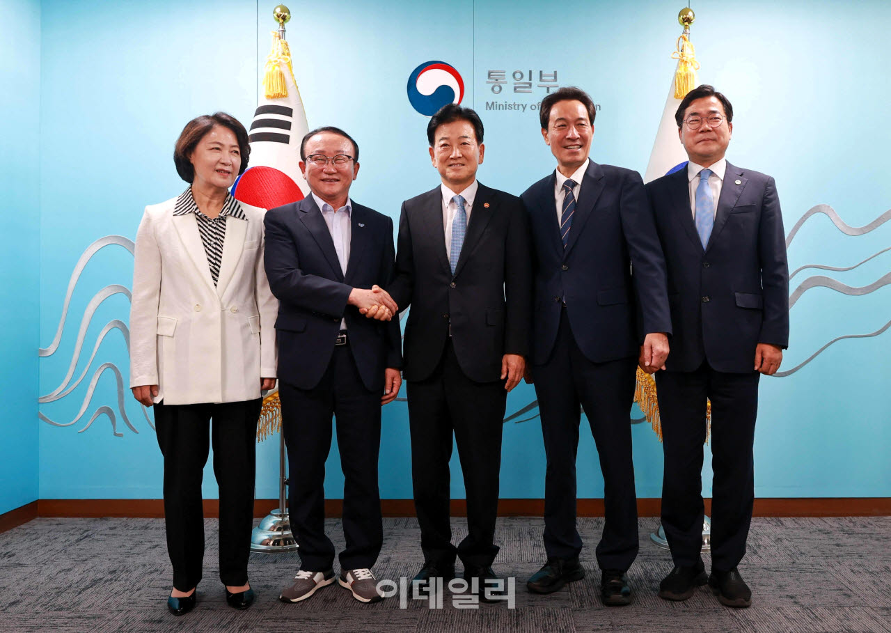 김덕현 군수(왼쪽 두번째)가 정동영 통일부 장관(가운데)과 악수하고 있다.(사진=연천군)
