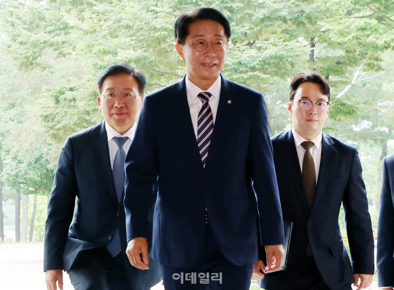 [이데일리 방인권 기자] 조정식 국회의장이 28일 서울 여의도 국회 사랑재에서 열린 취임 첫 기자간담회에 입장하고 있다.