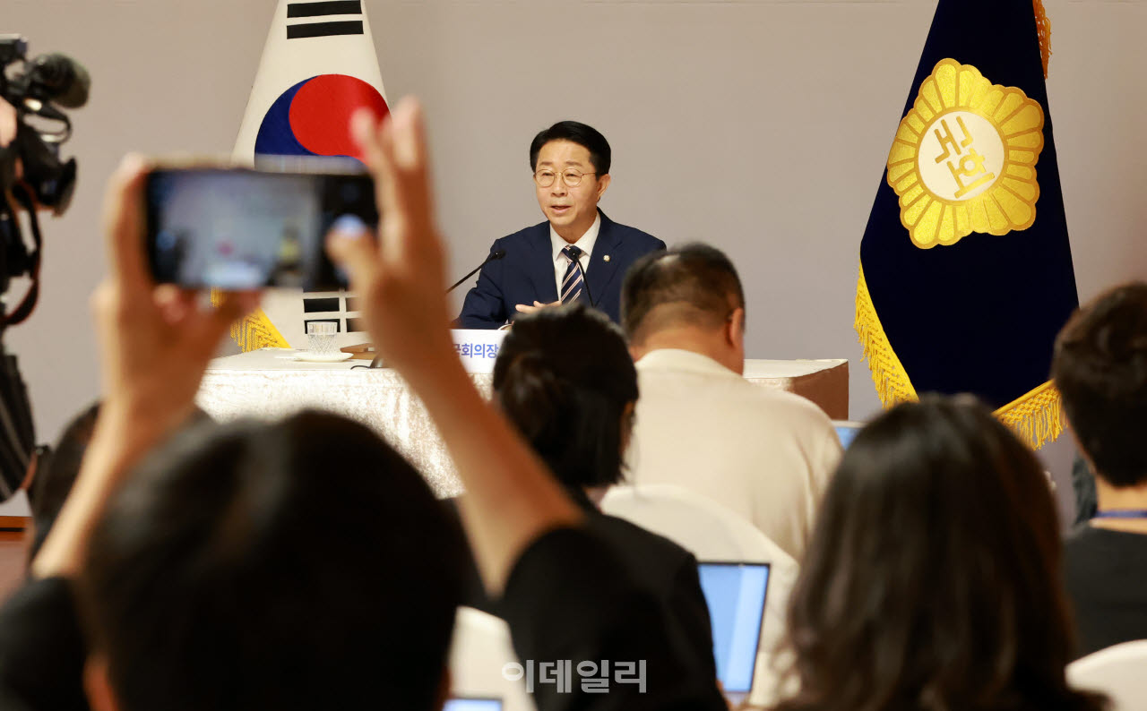 [이데일리 방인권 기자] 조정식 국회의장이 28일 서울 여의도 국회 사랑재에서 열린 취임 첫 기자간담회에서 인사말을 하고 있다.
