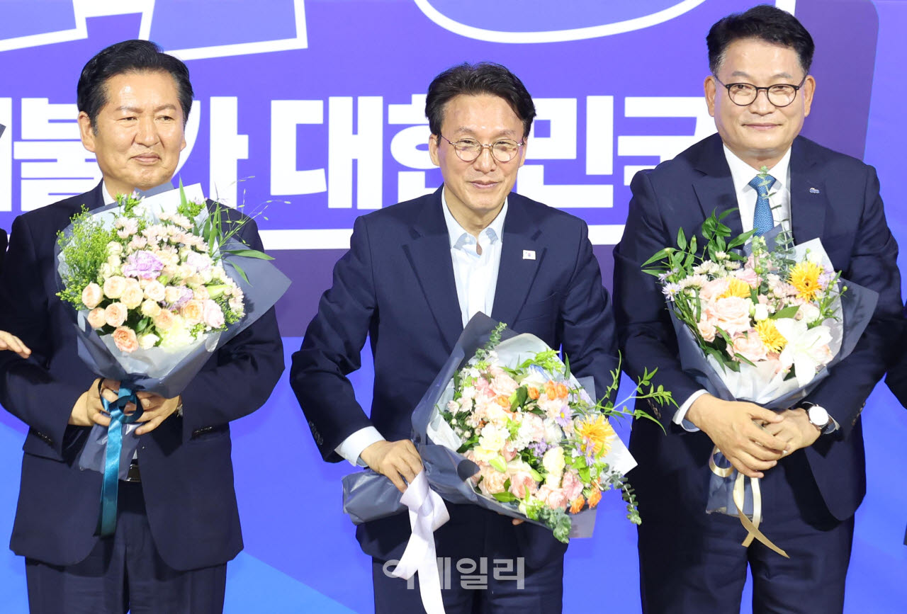 더불어민주당 당대표·최고위원 선출을 위한 예비경선 결과발표가 23일 서울 여의도 국회에서 열렸다. 본경선에 오른 정청래(왼쪽부터), 김민석, 송영길 후보가 꽃다발을 들고 있다. (사진=노진환 기자)