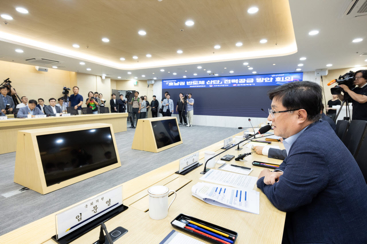 김성환 기후에너지환경부 장관이 16일 전남광주통합특별시청에서 호남권 반도체 산업단지 전력공급을 위한 구체적인 실행계획을 점검하고 효율적 방안을 논의하고 있다. (사진=기후부)