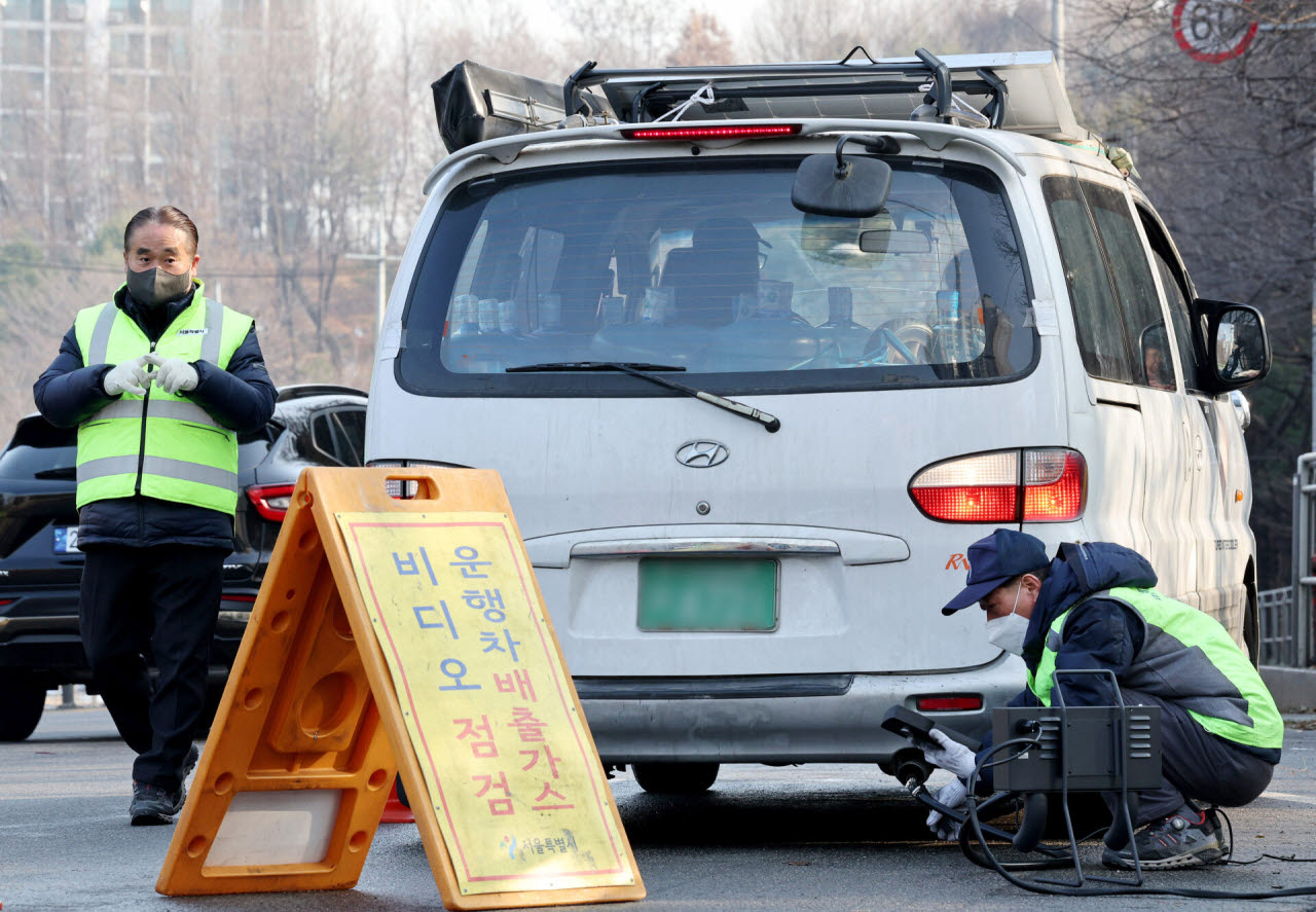 서울시 공무원들이 노후 경유차를 대상으로 배출가스를 단속하고 있다.(사진= 뉴스1)