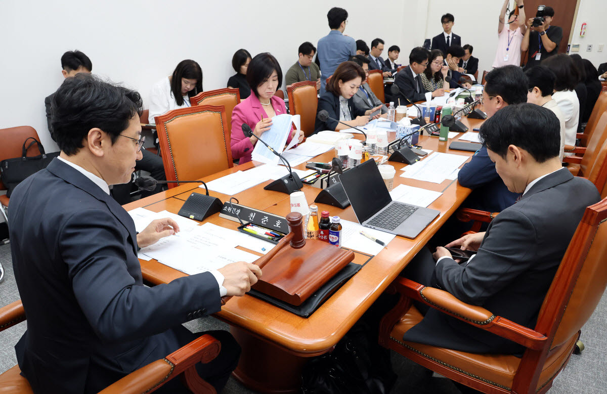 28일 국회에서 열린 제1차 국회운영개선소위원회 회의에서 천준호 소위 위원장이 회의 시작을 알리고 있다. 사진=연합뉴스