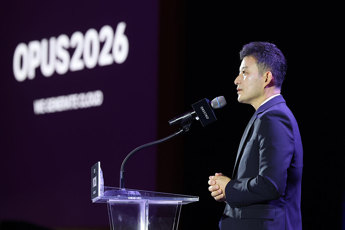 김민준 오케스트로 이사회 의장이 28일 코엑스 오디토리움에서 열린 'OPUS 2026' 기자간담회에서 환영사를 하고 있다. (사진=오케스트로)