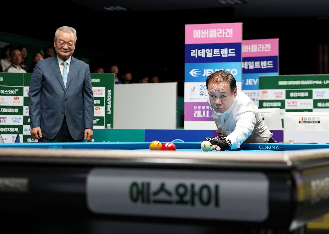 에스와이 홍성균 부회장이 28일 '고양 킨텍스 PBA 스타디움'에서 열린 '친환경 건축자재 에스와이 PBA-LPBA 챔피언십' 개막식서 시타를 하고 있다. 사진=PBA