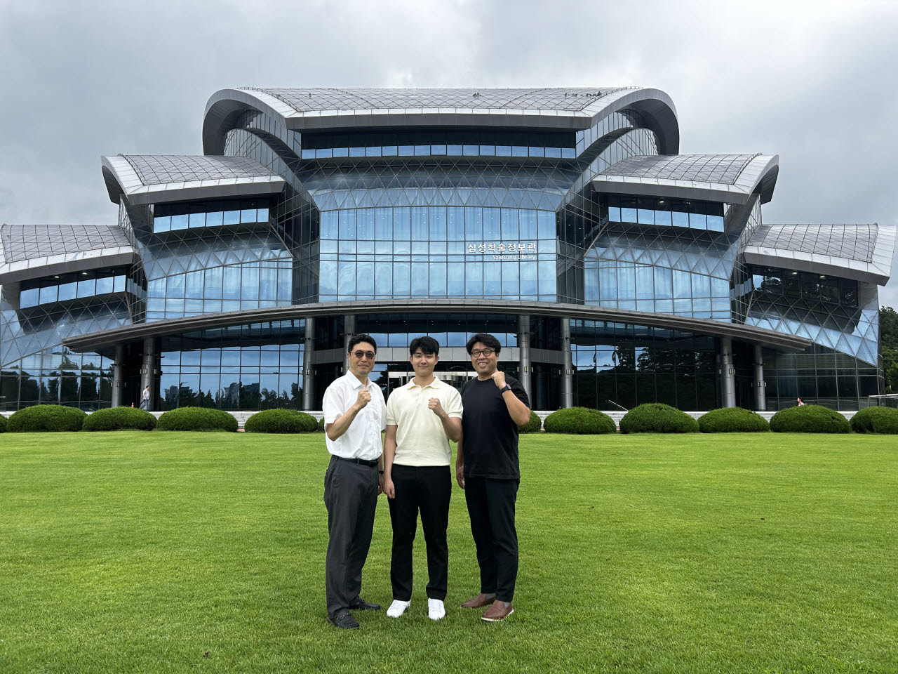 (왼쪽부터)성균관대의 임완수 교수, 김도연 학부연구생, Texas State University 이철호 교수. (사진=성균관대)