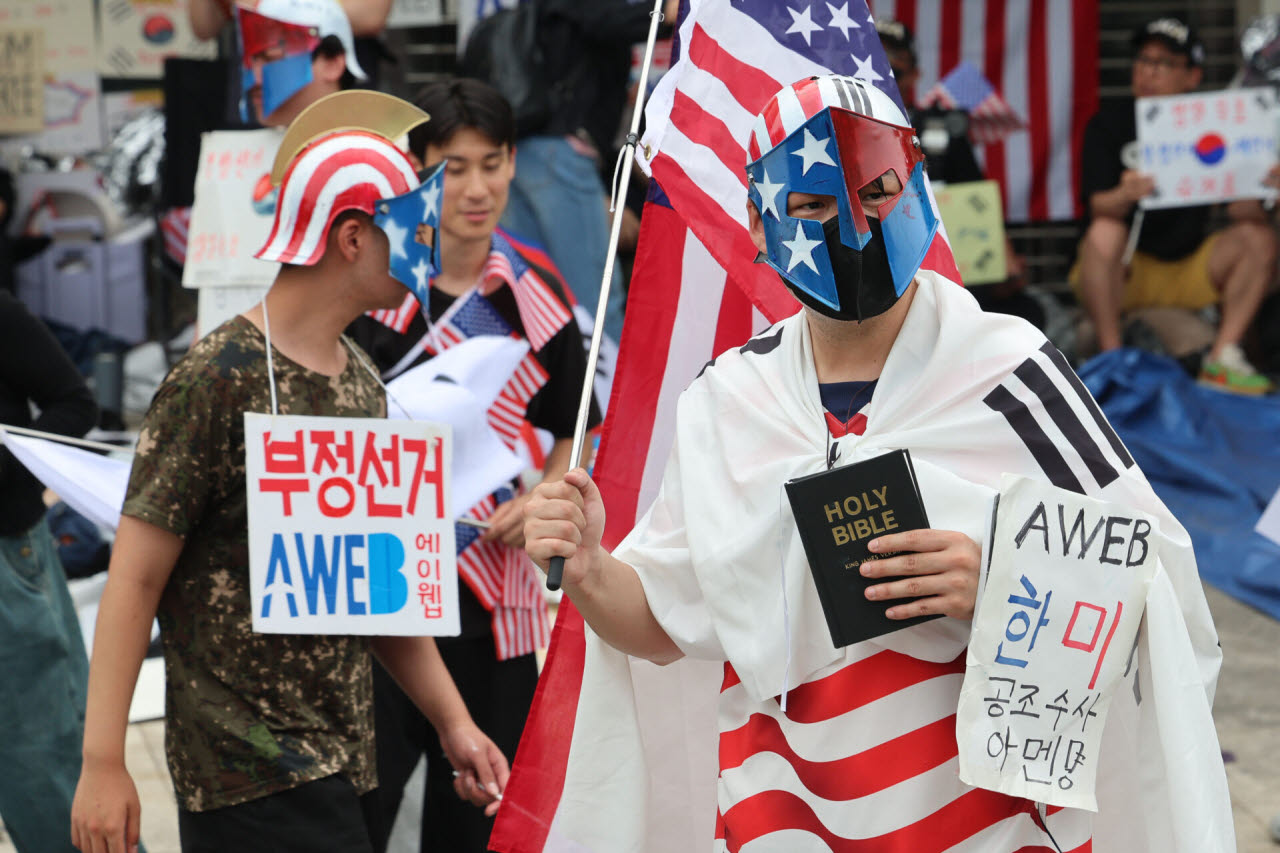 사진은 기사의 내용과 상관없음. 제9회 전국동시지방선거 투표용지 부족 사태에 항의하며 개표소 봉쇄 시위를 이어가고 있는 17일 서울 송파구 올림픽공원 핸드볼경기장에 설치된 개표소 문 앞을 시민들이 지키고 있다.(사진=뉴시스)