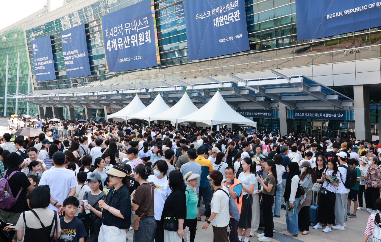 휴일인 26일 부산 해운대구 벡스코 제1전시장 야외광장에서 시민과 관광객들이 제48차 유네스코 세계유산위원회 개최를 기념해 마련된 대한민국관에 입장하기 위해 길게 줄지어 서 있다. (사진=연합뉴스)