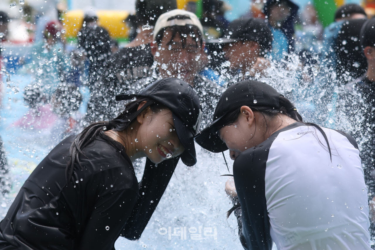 지난 26일 서울 성북구 숭덕초에 마련된 '성북문화바캉스' 물놀이장에서 아이들이 물놀이를 하고 있다. (사진=이영훈 기자)
