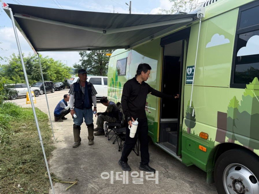 근로자들이 냉방버스 '양주 휴(休)라운지'에 탑승하고 있다.(사진=양주시)