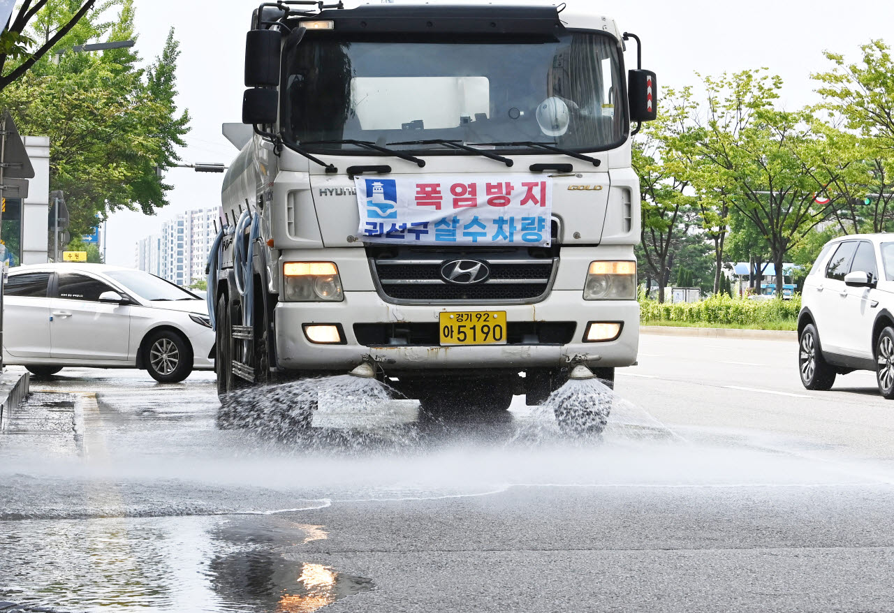 전국 대부분 지역에 폭염특보가 발효된 28일 경기 수원시 권선구 효원로에서 살수차량이 도로의 온도를 낮추기 위해 물을 뿌리고 있다.(사진=뉴시스)