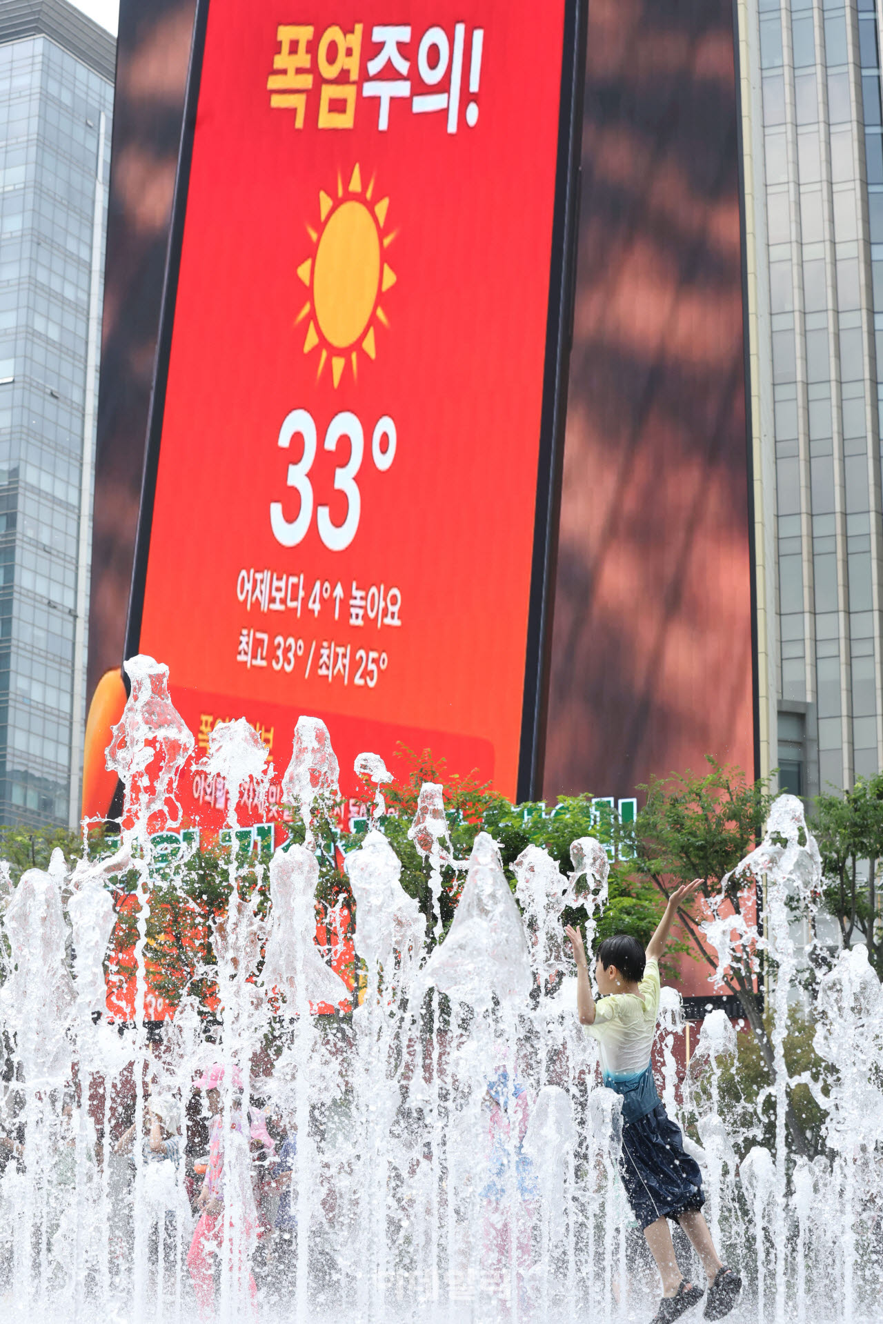 전국 대부분 지역에 폭염특보가 내려져 무더운 날씨를 보인 28일 서울 종로구 광화문광장 분수대에서 아이들이 뛰어놀고 있다.(사진=이영훈 기자)