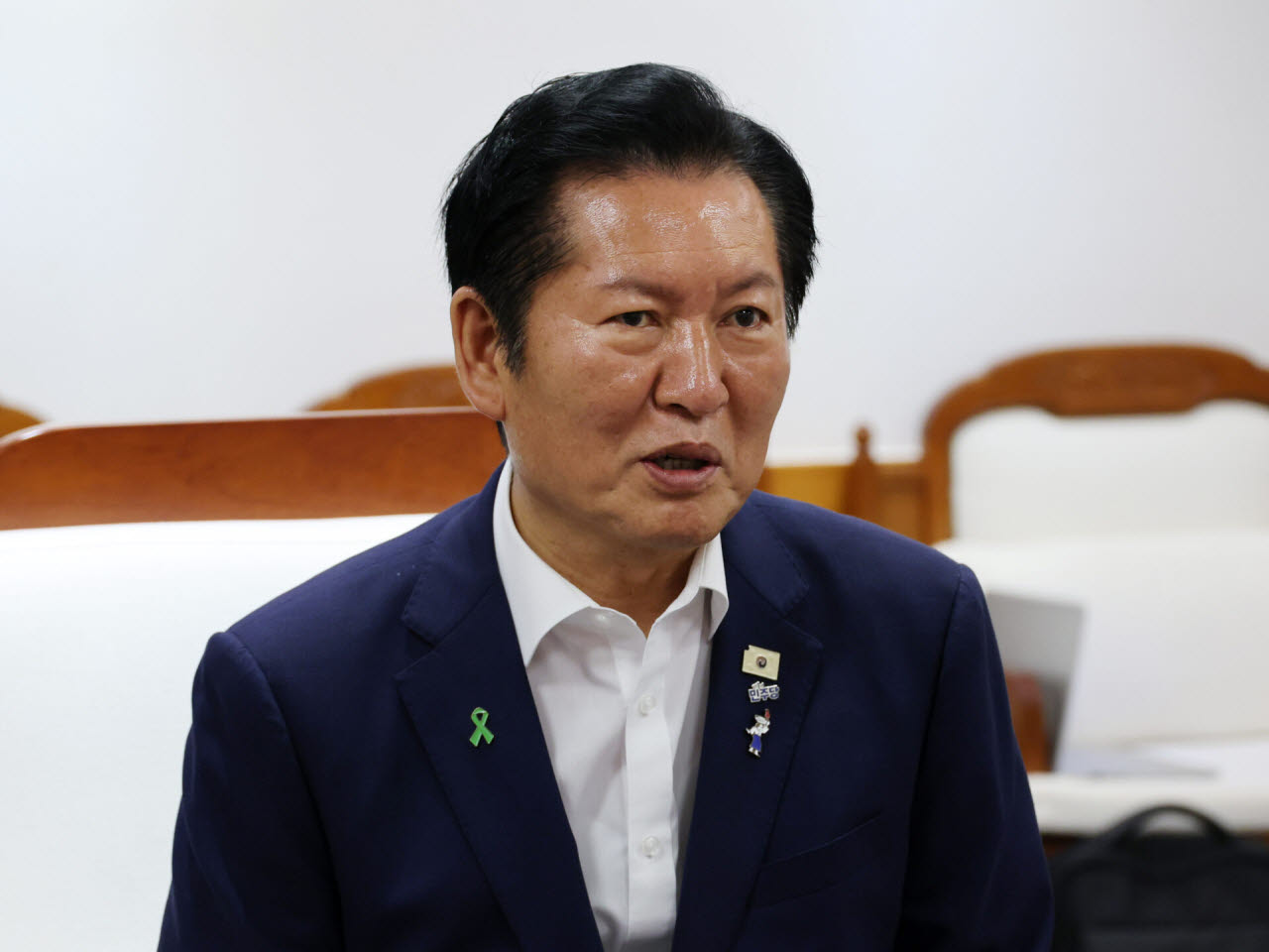 정청래 더불어민주당 당대표 후보가 28일 오전 세종시청을 찾아 조상호 시장과 만나 대화하고 있다.(사진=뉴시스)
