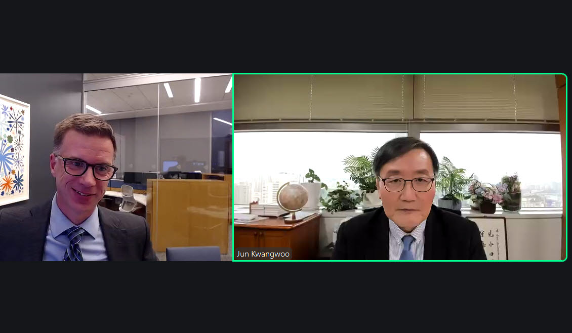 (사진 왼쪽)피터 딜라드 디멘셔널펀드어드바이저스(DFA) 글로벌 투자 엔지니어링 대표와 전광우 세계경제연구원 이사장이 28일 웨비나를 통해 대화하고 있다. (사진=이정윤 기자)