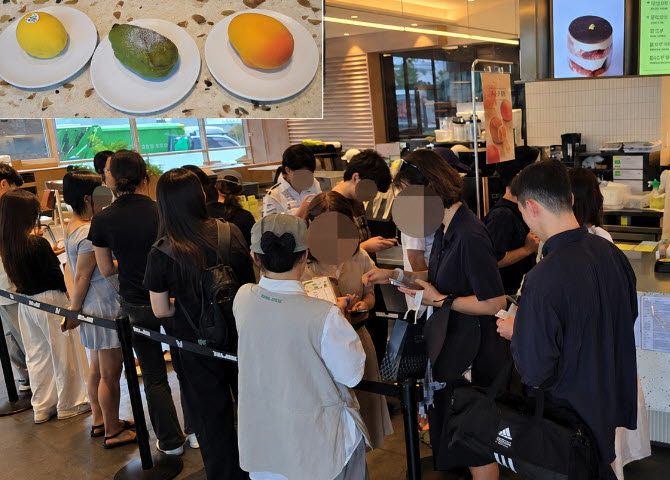 28일 오전 뚜레쥬르 본점 방문객들이 '아그작 케이크' 구매 대기줄에 서 있다. (사진=김지우 기자)