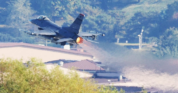 경기도 평택시 주한미공군 오산기지에서 F-16 전투기가 이륙하고 있다. (사진=연합뉴스)
