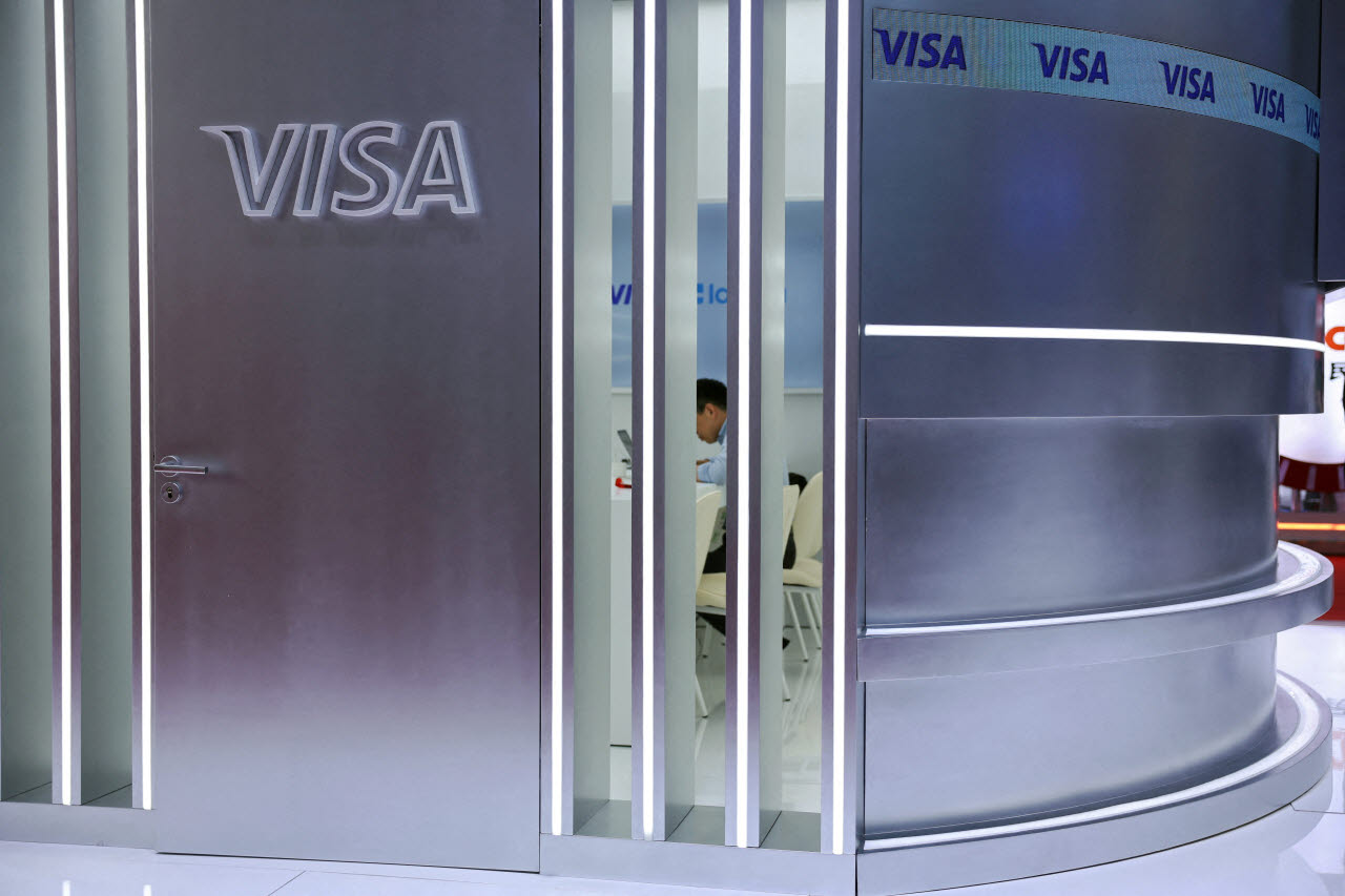 지난 6월 22일 중국 베이징에서 열린 중국국제공급망박람회(CISCE)의 비자(Visa) 부스에서 한 남성이 앉아 있다. (사진=로이터)