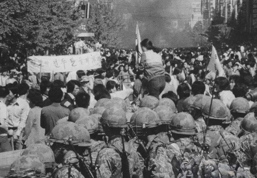 5·18 민주화운동 당시 계엄군과 시민들이 대치하고 있다. (사진=연합뉴스)