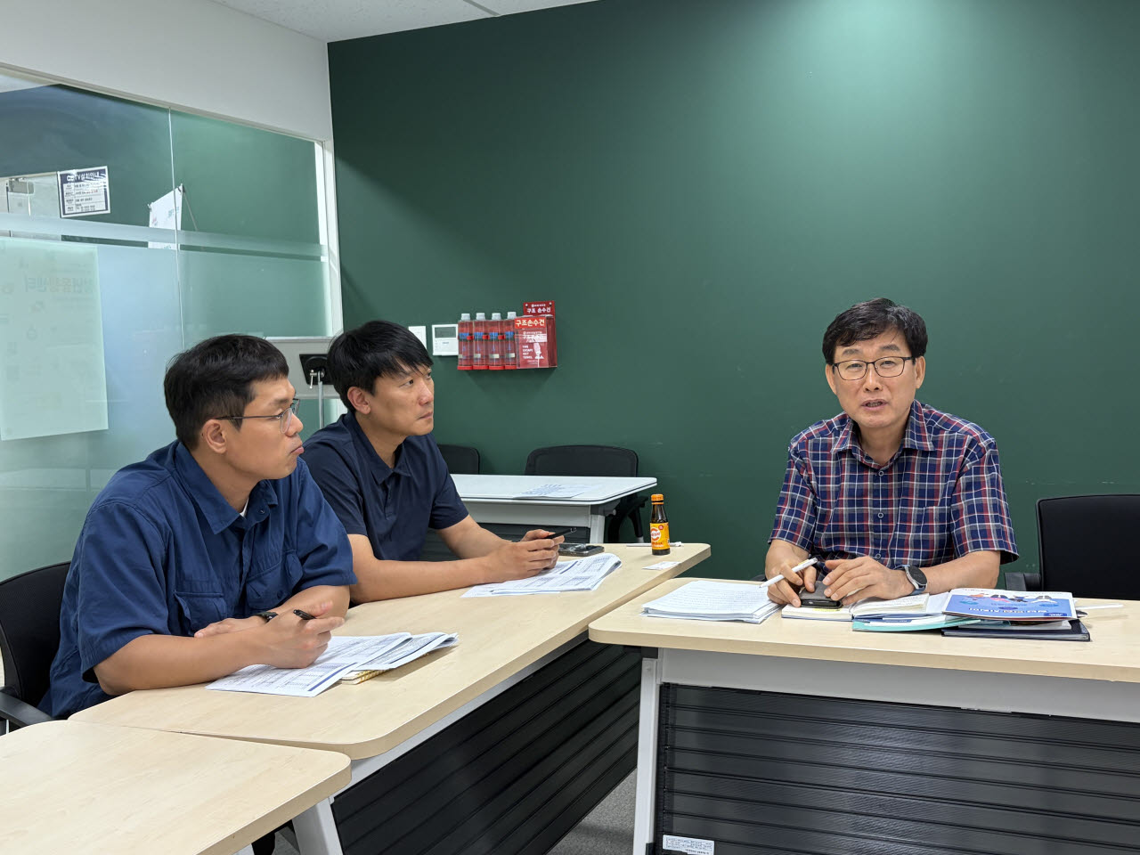 지난 16일 서울 강남구 서울금융복지상담센터 청년동행센터에서 김영수 청년금융복지팀장(맨 오른쪽)과 전영훈(가운데)·한상휘 상담관이 이데일리와 인터뷰를 하고 있다. (사진=정윤지 기자)