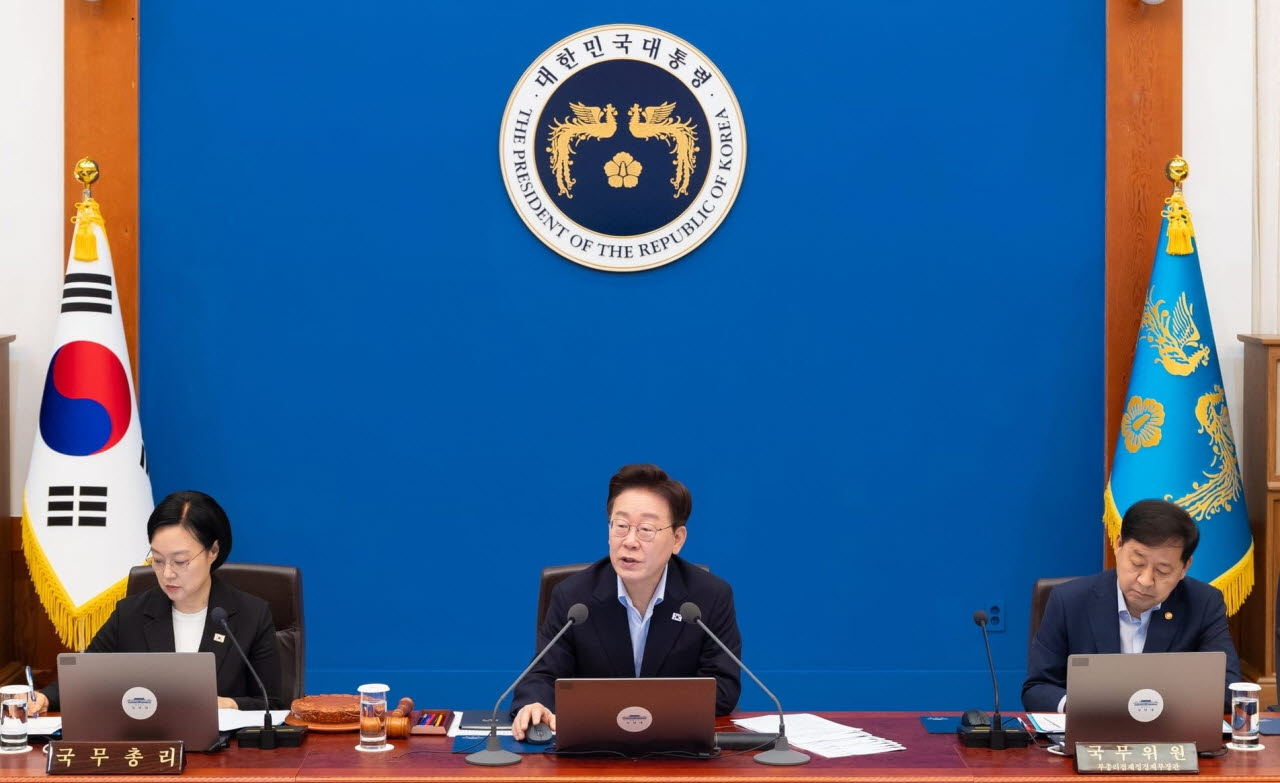 이재명 대통령이 지난 21일 청와대에서 한성숙 국무총리, 구윤철 경제부총리 겸 재정경제부 장관 등이 참석한 가운데 국무회의를 주재하고 있다. (사진=청와대)