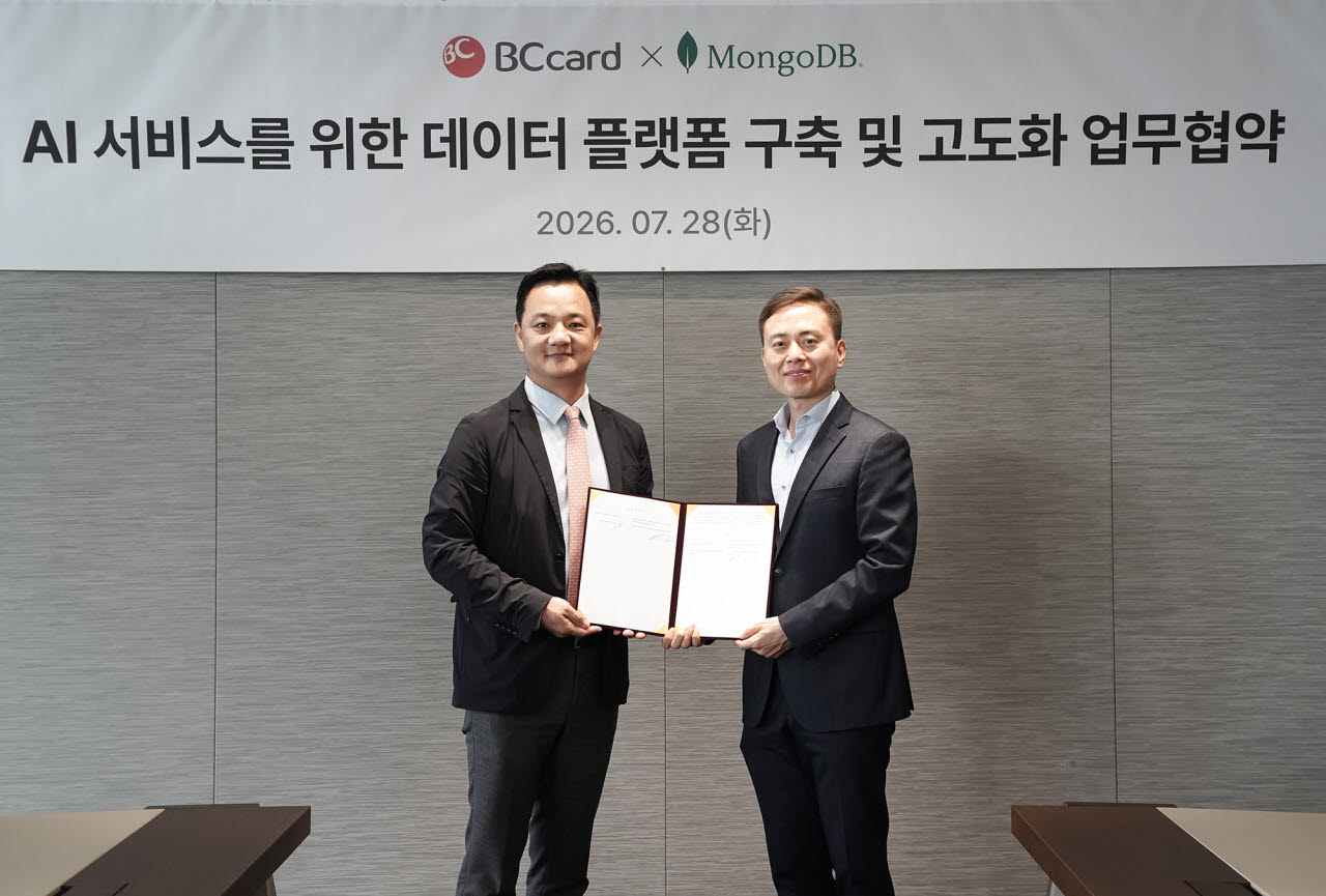 오성수 BC카드 상무(왼쪽)와 장정욱 몽고DB 한국지사장이 28일 오후 서울 중구 소재 BC카드 본사에서 AI 데이터 플랫폼 고도화를 위한 협력 방안을 논의했다.(사진=BC카드)