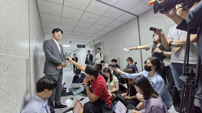 국회 정무위원회 여당 간사인 박상혁 더불어민주당 의원은 지난 20일 금융위원회의 정무위 비공개 업무설명회 직후 기자들과 만나 “디지털자산기본법에 대해서도 여러 의원들이 법안을 발의했고 관심이 많다”며 “미국 지니어스법이 내년(1월)에 시행되는 효과에 대해서 시장 전망이 다르기 때문에 (원화 스테이블코인 관련 디지털자산기본법을) 빨리 입법적으로 정부에서 준비하자는 총론적 말씀이 (오늘) 있었고 논의에 나서기로 했다”고 말했다. (사진=최훈길 기자)