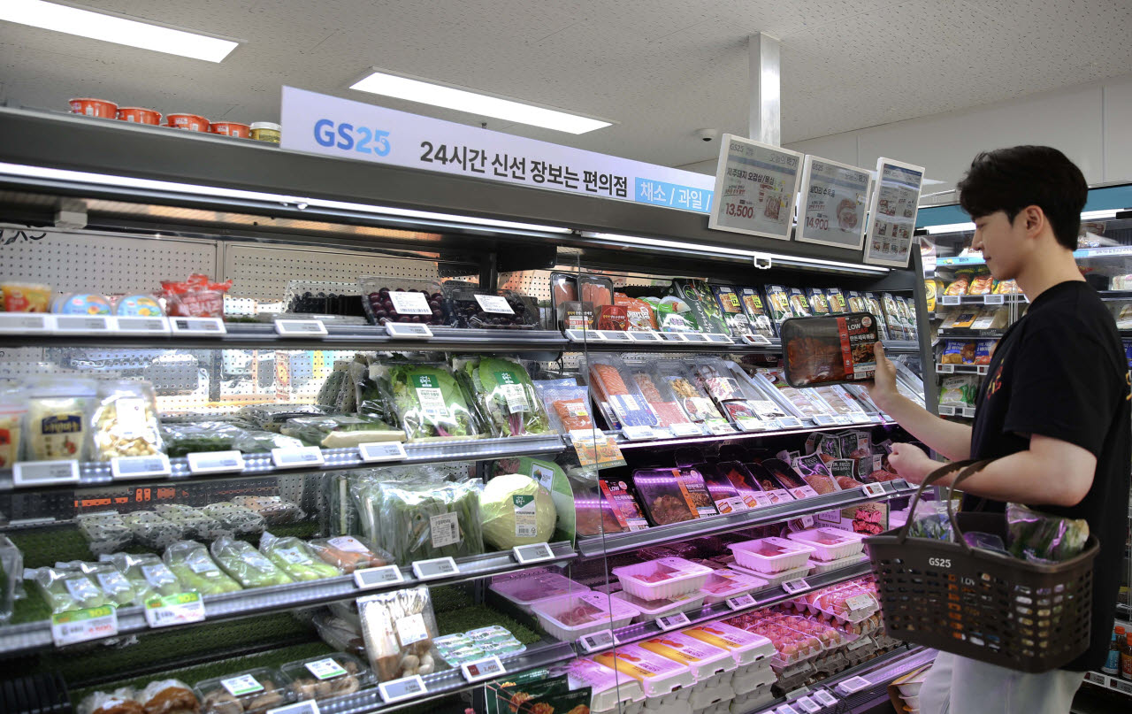 GS25 신선강화형매장에서 모델이 저당 한돈제육볶음을 구매하고 있다 (사진=GS리테일)
