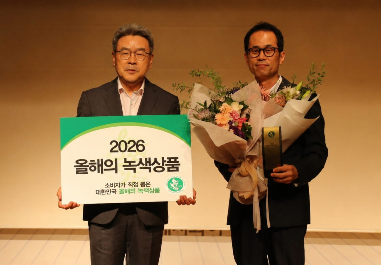 한국녹색구매네트워크가 주관하는 ‘2026 올해의 녹색상품’에 애경산업의 다목적 세정제 브랜드 ‘엄마의 선택’의 제품이 선정됐다. 행사는 7월 28일 오전 10시 에이치와이 본사 지하 1층 대강당에서 진행됐다. 행사에서 애경산업 제품안전센터 박근서 센터장(왼쪽에서 두 번째)이 주요 관계자와 기념촬영을 하고 있다. (사진=애경산업)