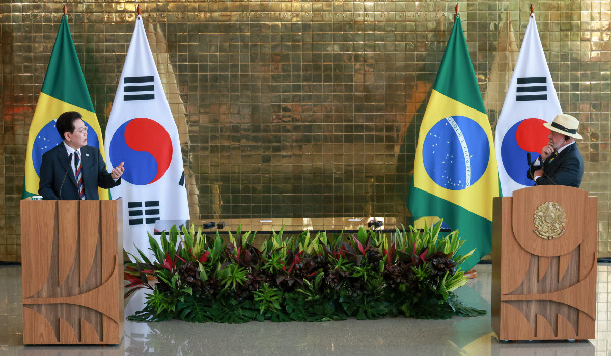 이재명 대통령과 루이스 이나시우 룰라 다시우바 브라질 대통령이 27일(현지시간) 브라질리아 대통령관저에서 공동언론발표를 하고 있다.(사진=연합뉴스)