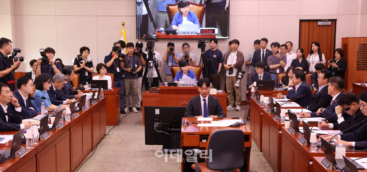 서영교 법사위원장이 27일 국회에서 열린 법제사법위원회 전체회의를 진행하고 있다. (사진=방인권 기자)