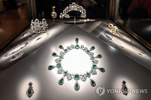 루브르 박물관서 도난당한 왕실 보석들.(사진=연합뉴스)