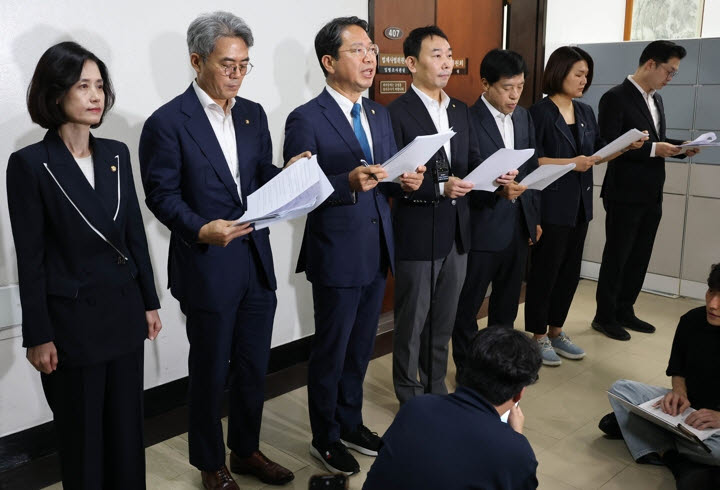 범여권 법사위원들, 형소법 개정안 관련 기자회견. (사진=연합뉴스)