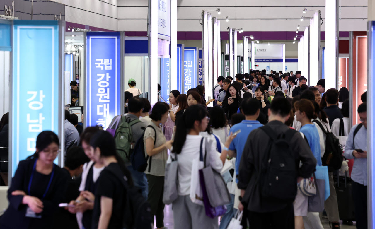 지난 23일 서울 강남구 코엑스에서 열린 '2027학년도 수시대학입학정보박람회'가 학부모와 수험생들로 북적이고 있다. (사진=뉴스1)