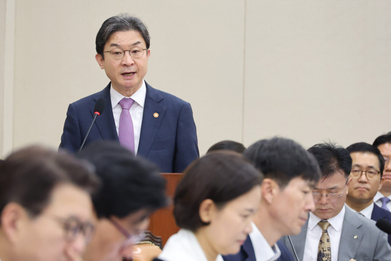 이억원 금융위원장이 29일 서울 여의도 국회에서 열린 정무위원회 전체회의에서 업무 보고를 하고 있다. (사진=뉴스1)