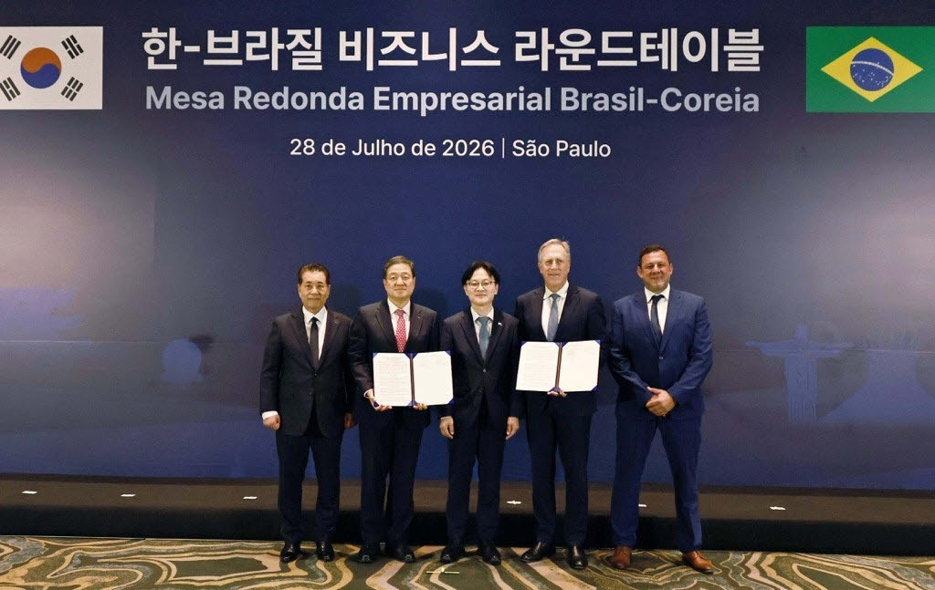 (왼쪽부터) 장인화 포스코그룹 회장, 이계인 포스코인터내셔널 사장, 김정관 산업통상부 장관, 스튜어트 게일(Stuart Gale) 메테오릭 리소시스 CEO, 마르셀로 지 카르발류 메테오릭 리소시스 브라질 대표가 기념사진을 촬영하고 있다. (사진=산업통상부)