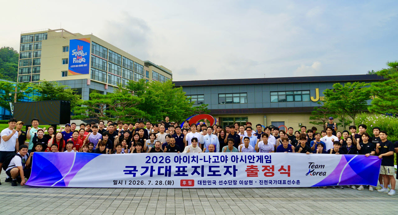 이상현 2026 아이치-나고야 아시안게임 대한민국 선수단장과 각 종목 지도자들이 출정식을 개최한 뒤 함께 기념촬영을 하고 있다. 사진=대한사이클연맹