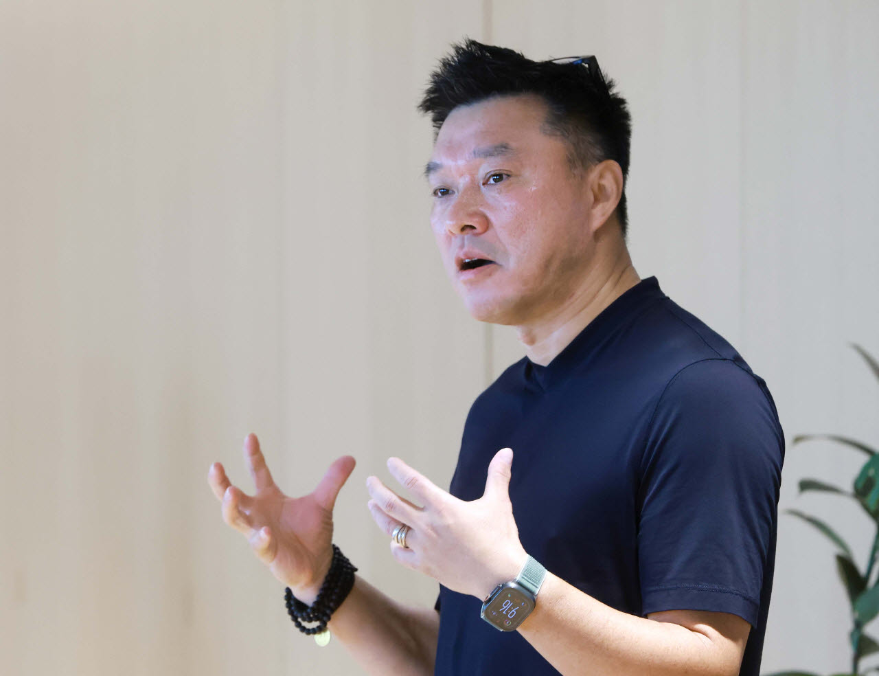 엔웨이 시에(Enwei Xie) 애플 글로벌 디벨로퍼 릴레이션 총괄은 29일 서울 삼성동 애플코리아 오피스에서 진행한 '애플 개발자 생태계 브리핑'에서 발표를 하고 있다. (사진=애플코리아)