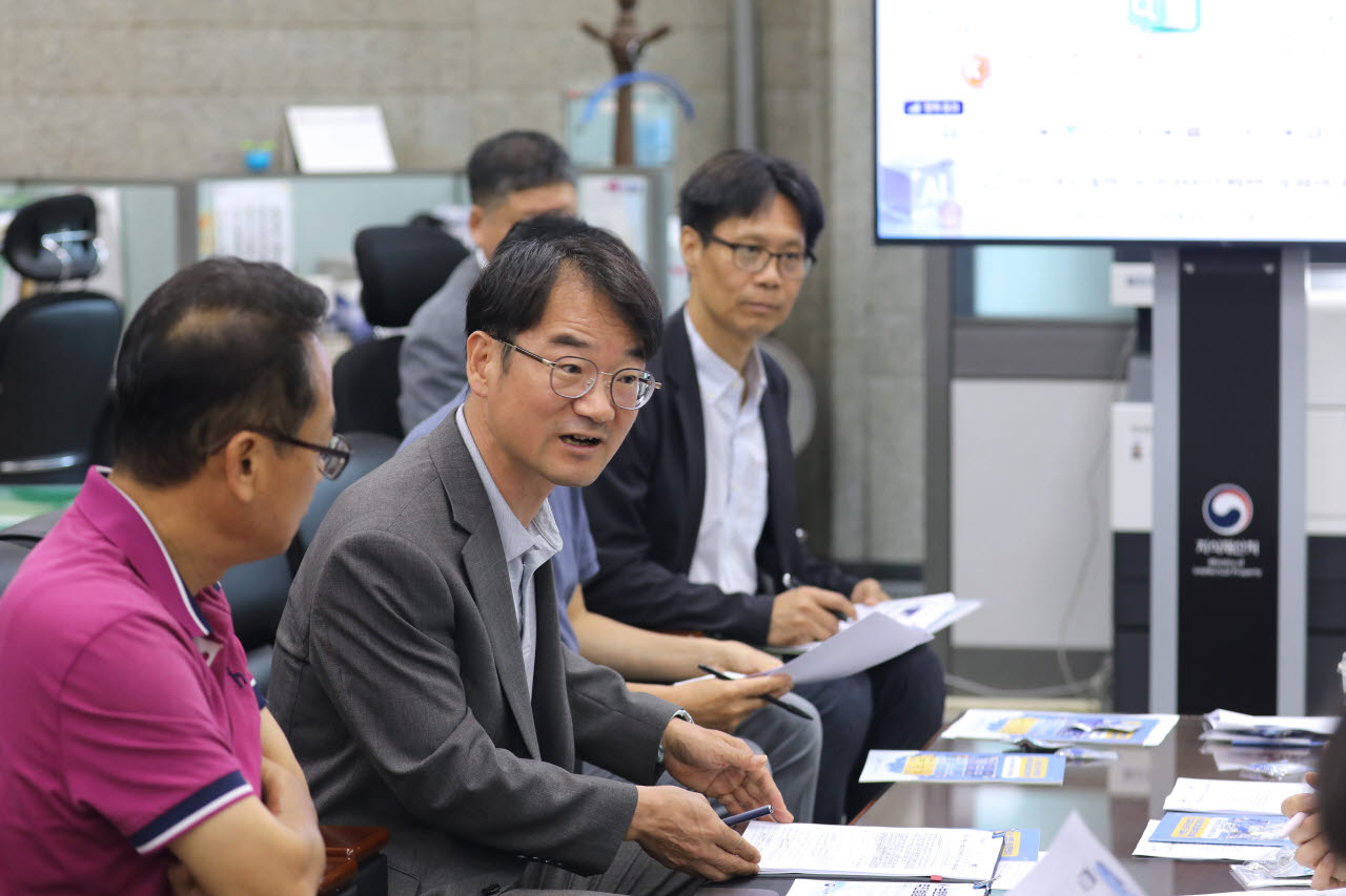 정연우 지식재산처 차장(가운데)이 29일 정부대전청사 기자실에서 가짜 K브랜드 신고센터 개설 관련 백브리핑을 하고 있다. (사진=지식재산처 제공)