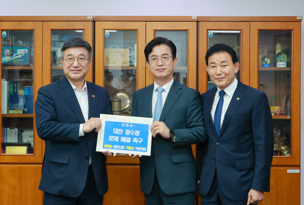 허태정 대전시장(가운데)이 29일 국회에서 더불어민주당 소속 박용갑 국회의원(오른쪽)과 함께 윤호중 행정안전부 장관을 면담한 뒤 기념촬영을 하고 있다. (사진=대전시 제공)
