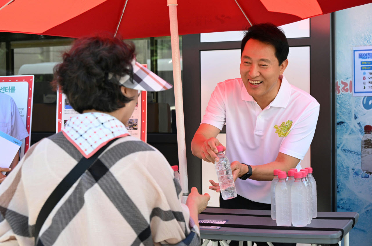 오세훈 서울시장이 29일 오후 탑골공원을 찾아 어르신들에게 병물 아리수를 나눠주고 있다.(사진=서울시)