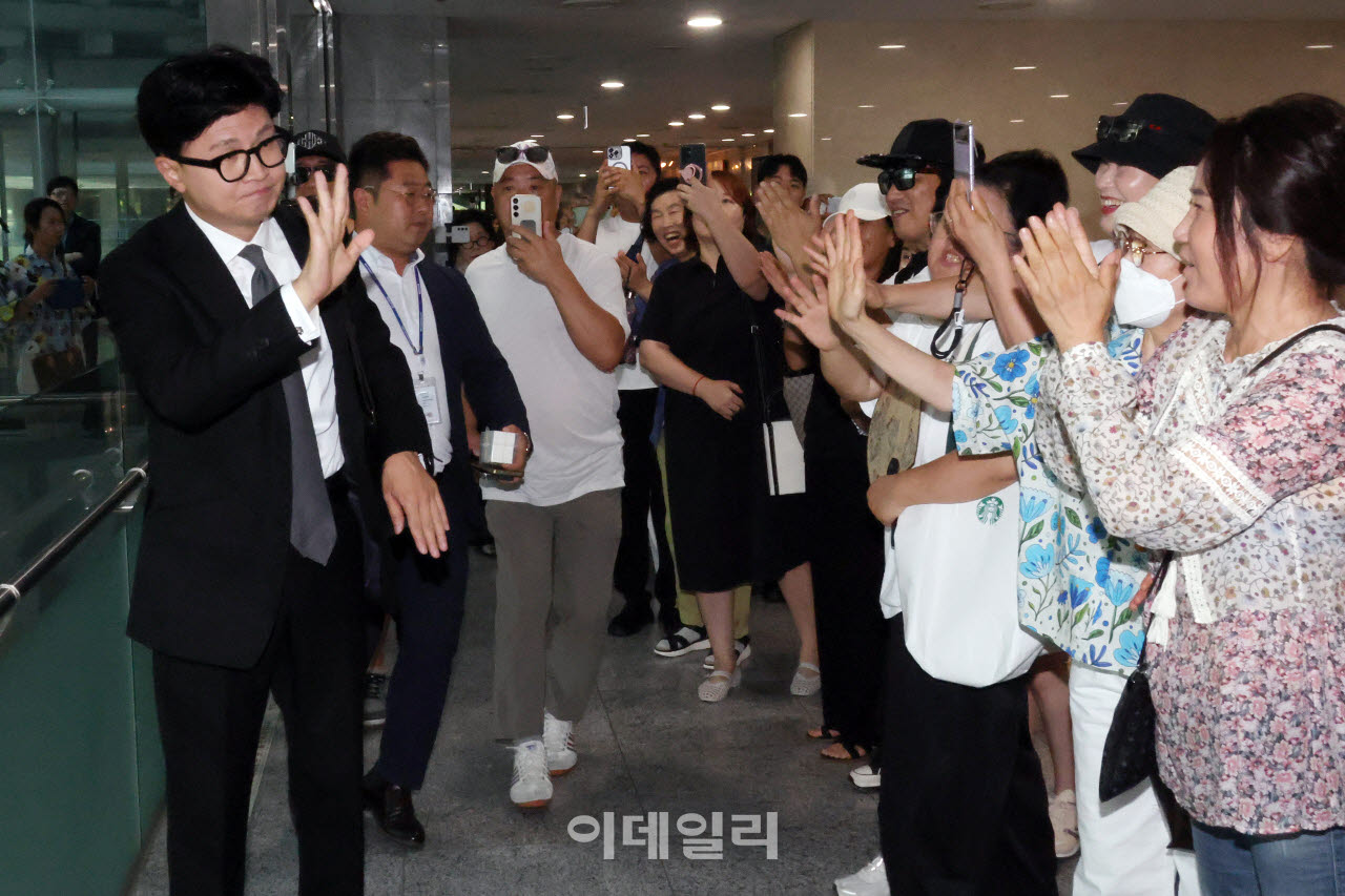 한동훈 무소속 의원이 29일 서울 여의도 국회의원회관에서 연 '보완수사 금지, 기어이 범죄자의 편에 설 것인가' 긴급 토론회 참석을 위해 회의장으로 향하며 지지자들과 인사를 하고 있다. (사진=방인권 기자)