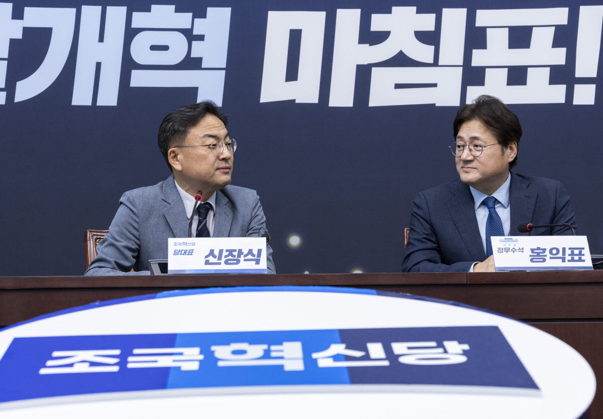 신장식 조국혁신당 대표(왼쪽)가 29일 신 대표 취임을 축하하기 위해 서울 영등포구 여의도 국회 내 혁신당을 방문한 홍익표 청와대 정무수석에게 인사말을 하고 있다.(사진=연합뉴스)