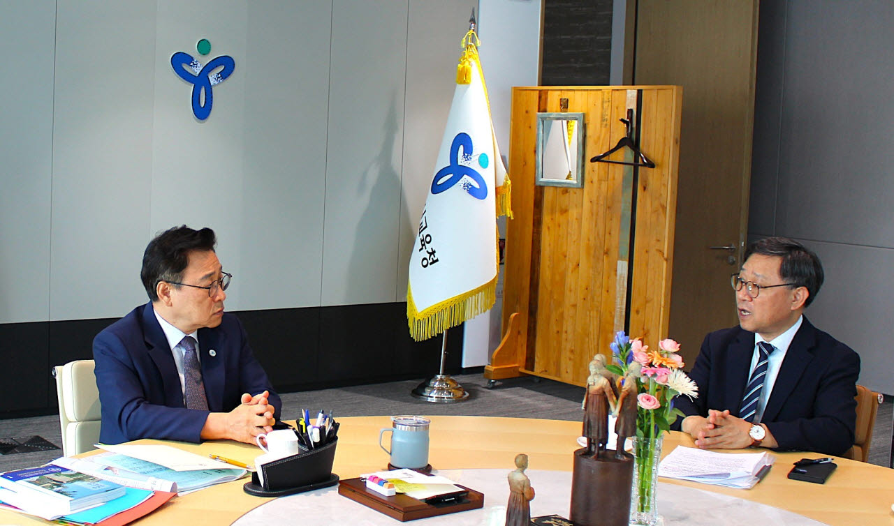 서울특별시교육청에서 정근식 서울특별시교육감(왼쪽)과 정윤순 한국생명존중희망재단 이사장이 청소년 자살예방 정책 협력 방안을 논의하고 있다.