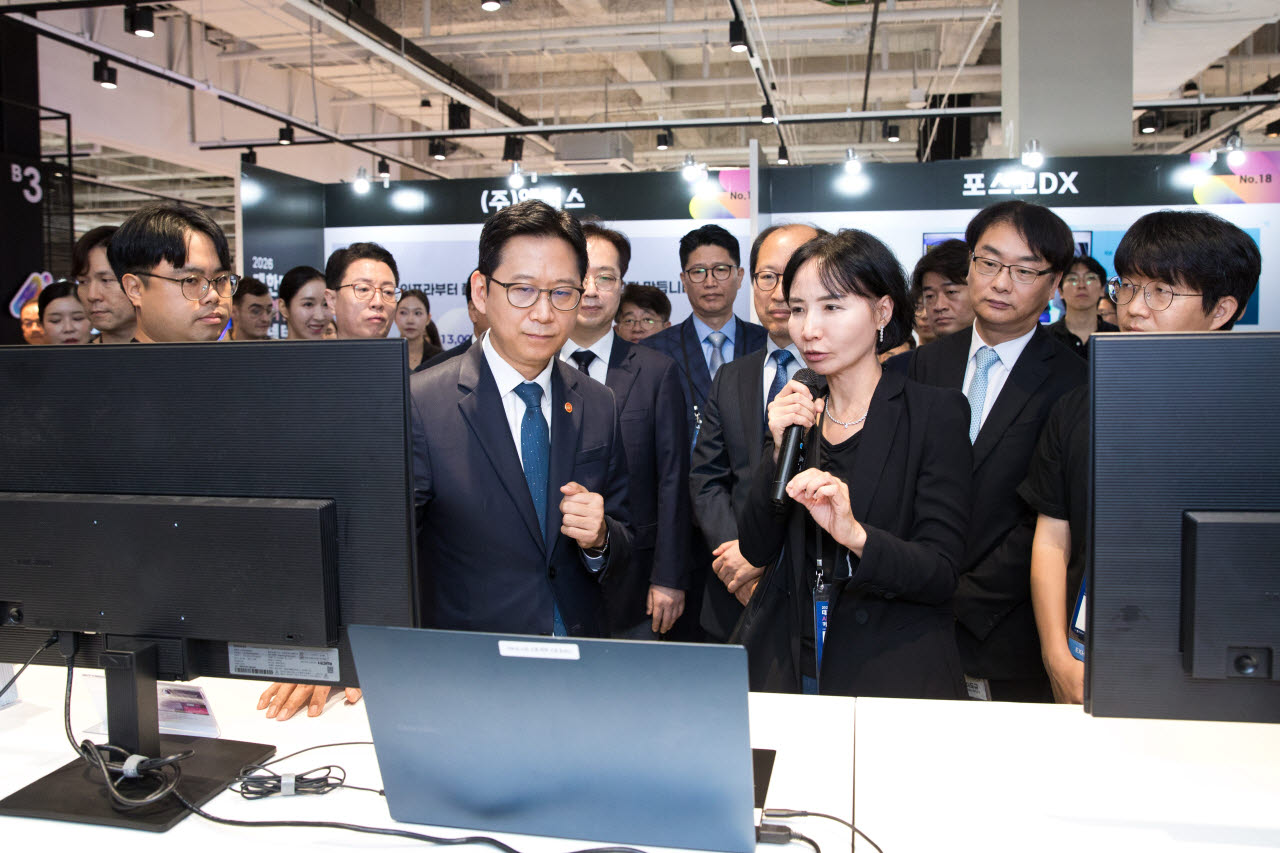 배경훈 부총리 겸 과기정통부 장관이 29일 코엑스에 개최한 '2026 대한민국 AI 혁신인재 커넥트'에 참관해 부스를 살펴보고 있다(사진=과기정통부)