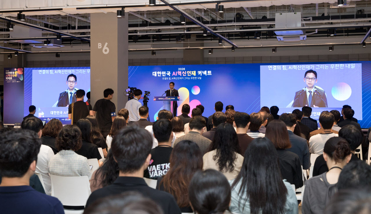 배경훈 부총리 겸 과기정통부 장관이 29일 코엑스에 개최한 '2026 대한민국 AI 혁신인재 커넥트'에 참관해 부스를 살펴보고 있다(사진=과기정통부)