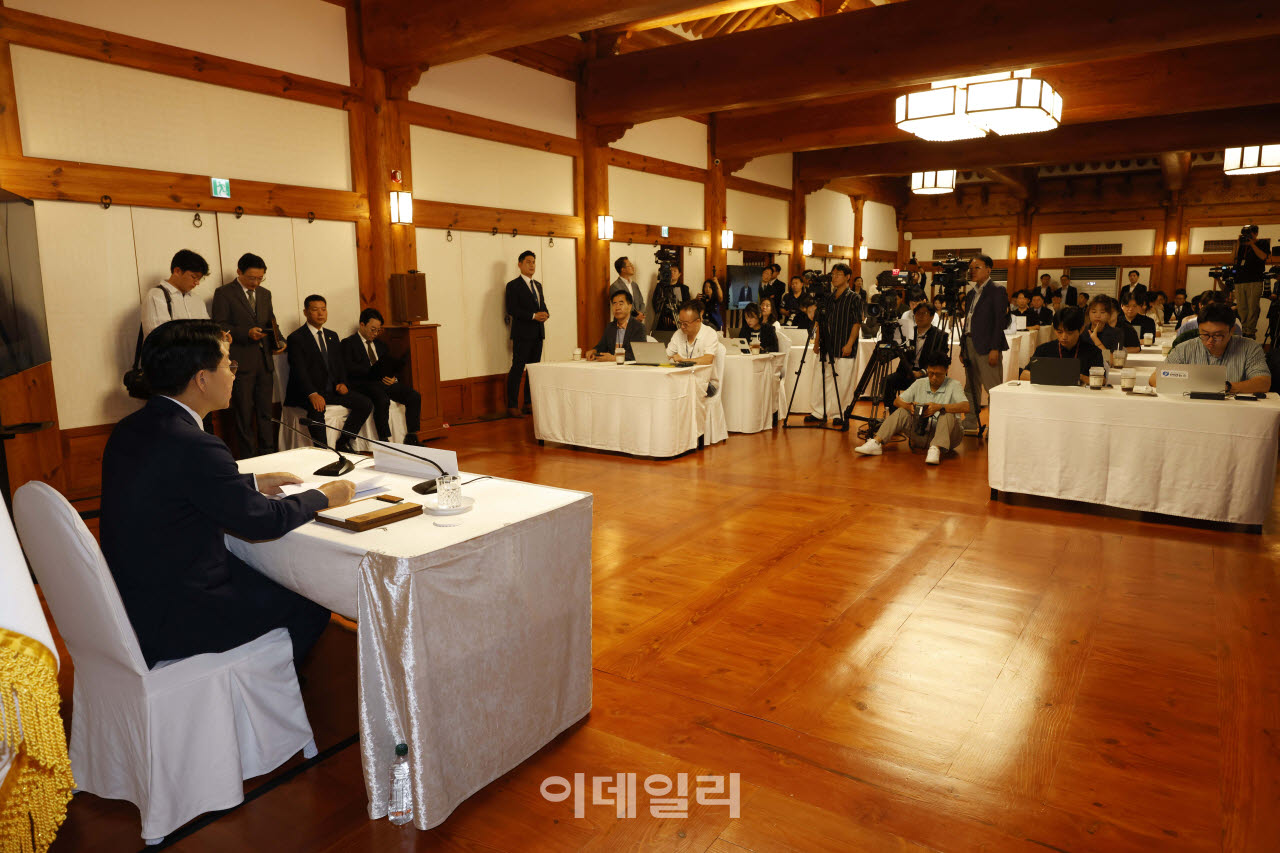 [이데일리 방인권 기자] 조정식 국회의장이 28일 서울 여의도 국회 사랑재에서 열린 취임 첫 기자간담회에서 인사말을 하고 있다.